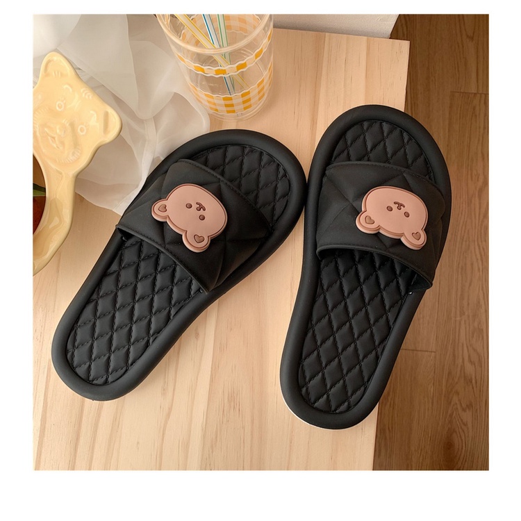 SANDAL KOKOP WANITA MOTIF BEAR | SENDAL KOKOP TERBARU DEWASA MOTIF EMBOS UNIK SELOP-BEAR HITAM