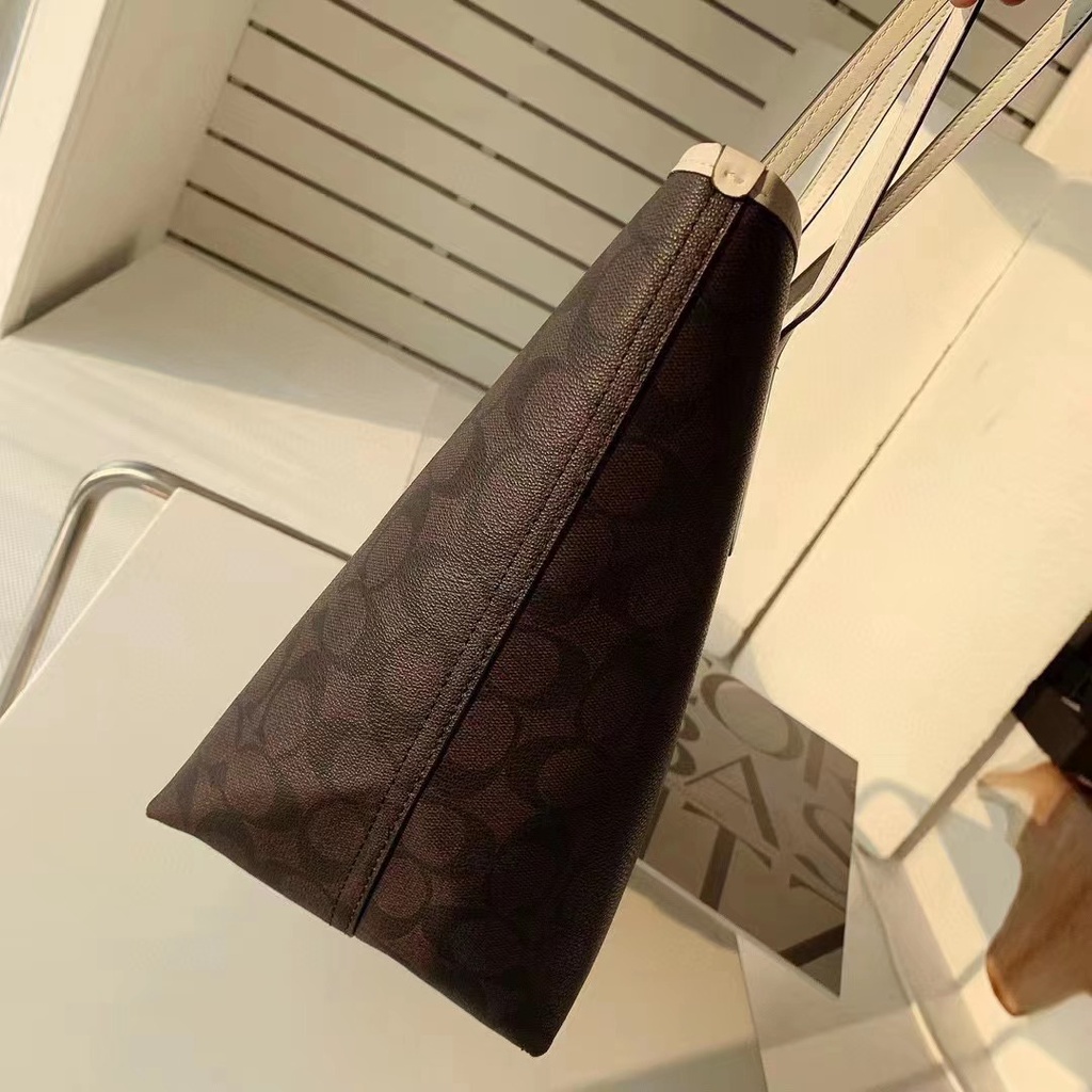 TAS totebag tote shoulder WANITA CB869 TOTE IN SIGNATURE CANVAS WITH VARSITY MOTIF 869