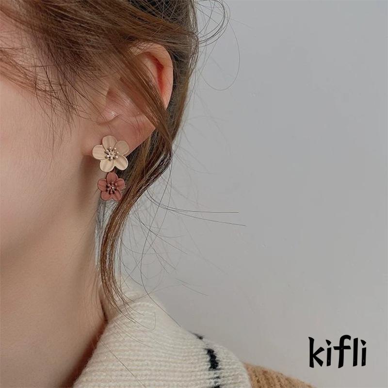 Anting Bentuk Bunga Warna Kontras Untuk Wanita