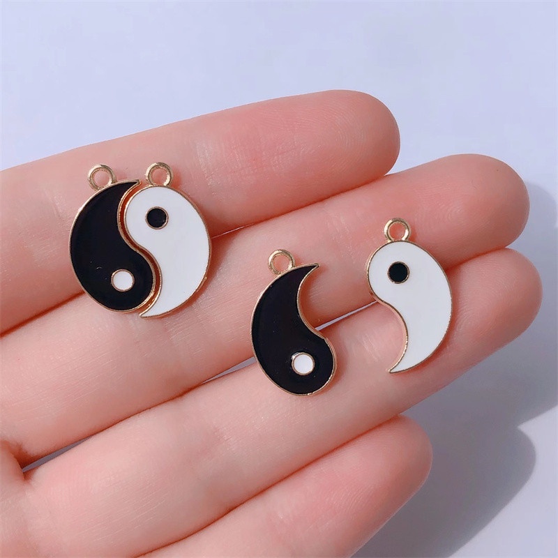 4 Pcs Kalung Liontin Enamel Bahan Alloy Warna Hitam Dan Putih Untuk Aksesoris Ponsel