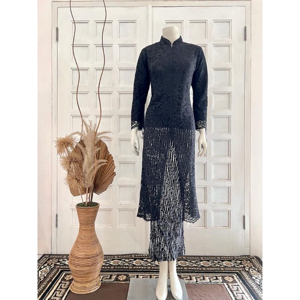 SETELAN KEBAYA BROKAT LONG TUNIK SANGHAI/KEBAYA SERAGAMAN PESTA/KEBAYA WISUDA/KEBAYA MODERN/KEBAYA MEWAH/KEBAYA KE KINIAN/KEBAYA MODERN/KEBAYA MURAH/KEBAYA CANTIK/KEBAYA SERAGAM KONDANGAN/KEBAYA SERAGAM LAMARAN/KEBAYA TUA DAN MUDA/KEBAYA SERAGAM PENGAJIAN