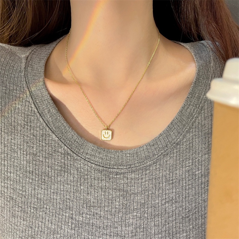 Kalung Rantai Klavikula Hias Liontin Smiley Bentuk Persegi Warna Emas Gaya Korea