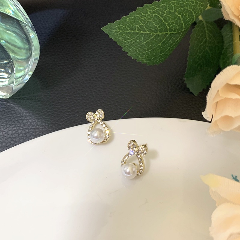 Anting Tusuk Gantung Desain Pita Hollow Hias Mutiara + Berlian Gaya Simple Untuk Wanita