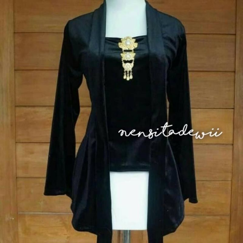 Set Kebaya Kutubaru + Jarik Wiru Instan / Nuansa Hitam, Motif Parang Garuda