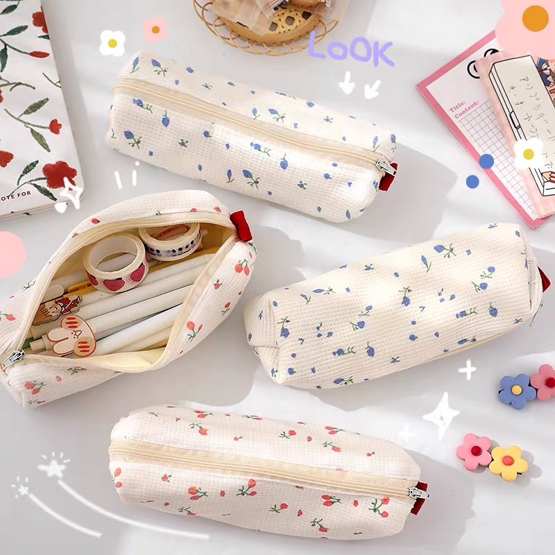 VINTAGE PENCIL CASE / TEMPAT PENSIL VINTAGE MOTIF BUNGA MERAH BIRU / KOTAK PENSIL SEKOLAH MOTIF LITTLE FLOWER PEREMPUAN TRENDY / POUCH MAKE UP KECIL / MINIMALIS AESTHETIC KOREAN STYLE STATIONERY / PREMIUM TEMPAT ALAT TULIS MURAH BAHAN KAIN LEMBUT