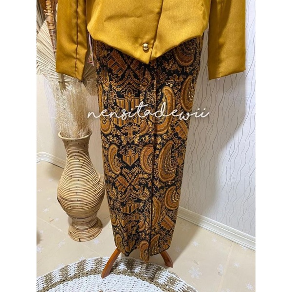 [1 Set] Baju Adat Jawa - Solo / Nuansa Gold, Motif Semenromo