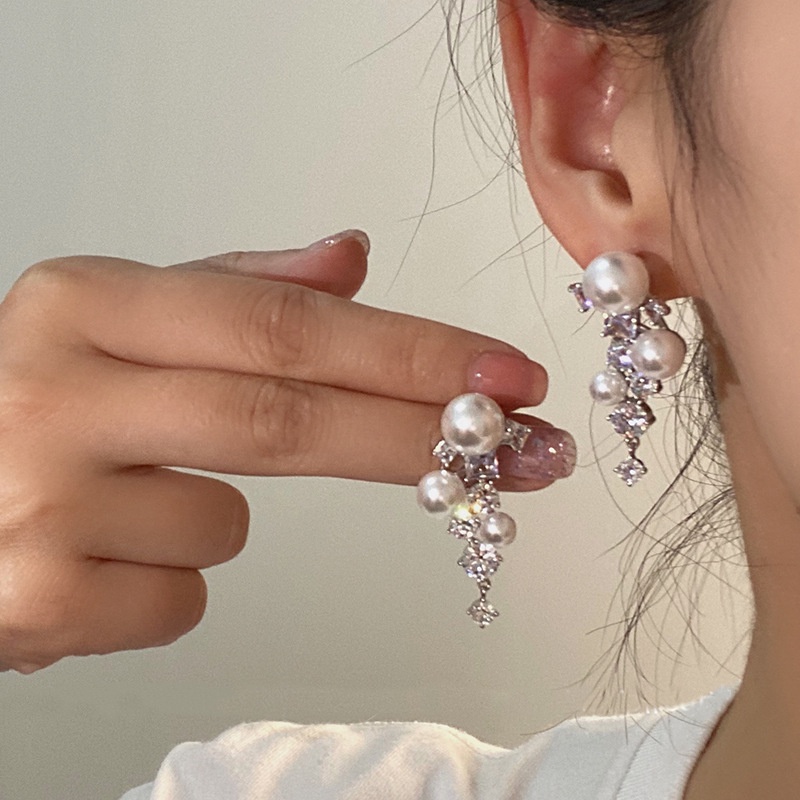Anting Tusuk Gantung Desain Pita Hias Mutiara + Kristal Gaya Trendy / Mewah Berkilau Untuk Wanita