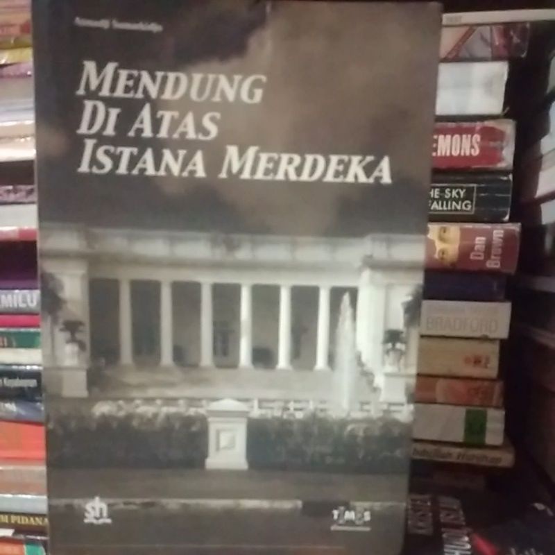 Mendung Di Atas Istana Merdeka