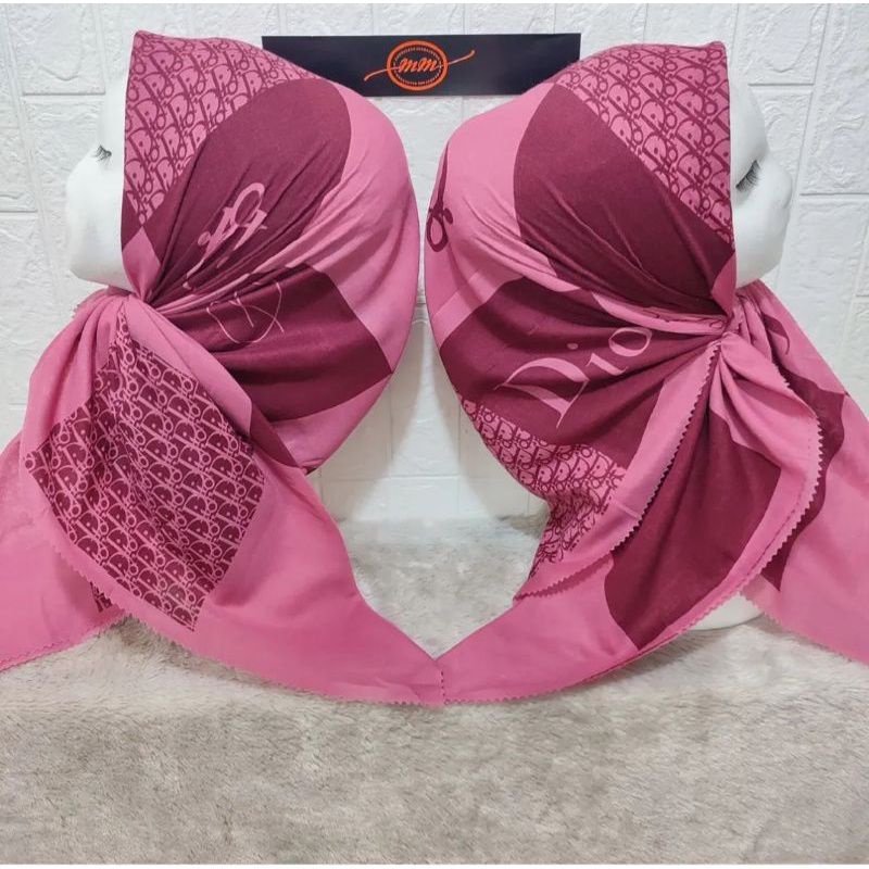 hijab denay segiempat motif dior warna maroon komb pink krudung voal denay