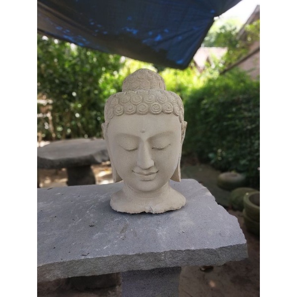 patung kepala Budha