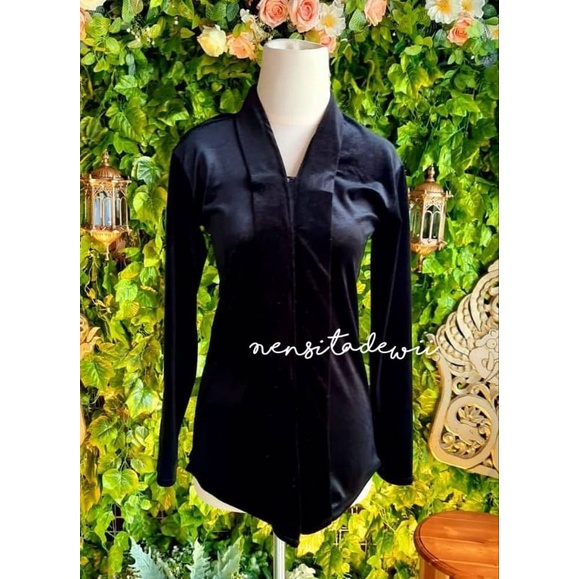 Set Kebaya Kartini + Jarik Wiru Instan / Nuansa Hitam, Motif Lereng Tanggung