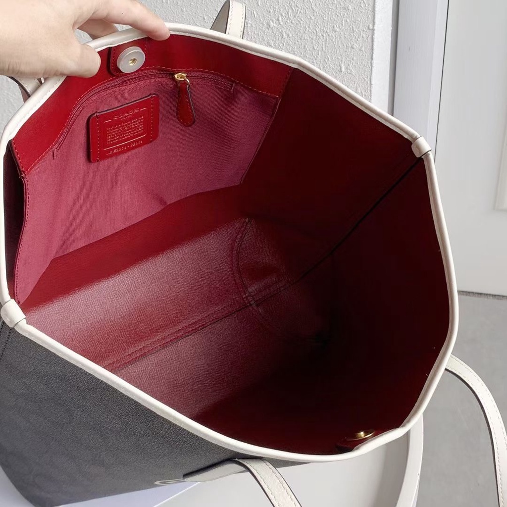 TAS totebag tote shoulder WANITA CB869 TOTE IN SIGNATURE CANVAS WITH VARSITY MOTIF 869