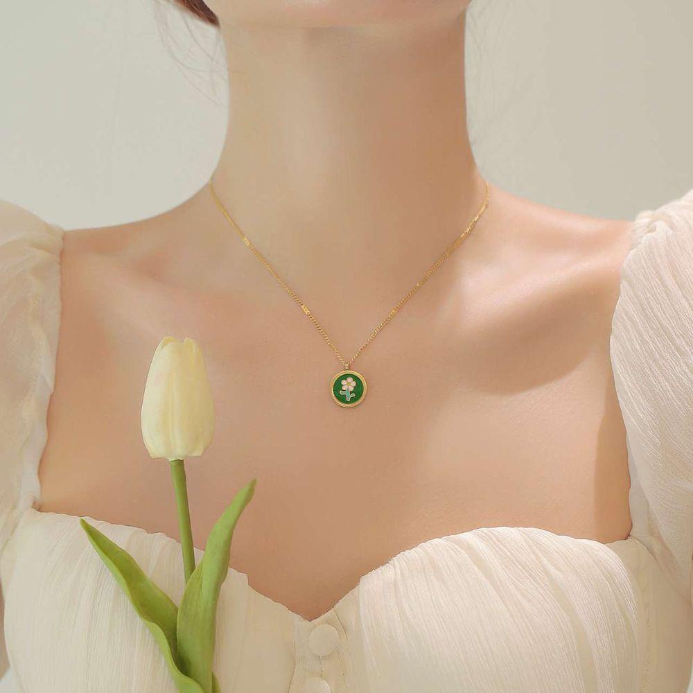 Augustina Wanita Kalung Pesona Vintage Enamel Daisy Lapis Emas Titanium Steel Gadis Aksesori