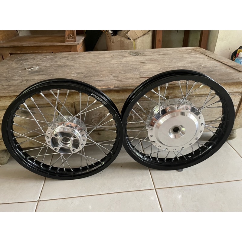 velg beat,scoopy,vario 110,spacy,genio ,vario 125/150 ring v rossi uk 140/160x14 warna hitam glossy