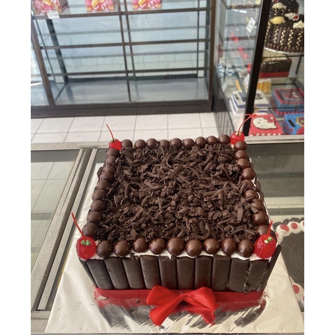 

BLACKFOREST STICK TOPPING COKLAT PARUK UKURAN 22 CM