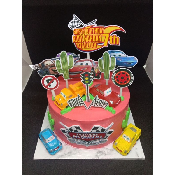 

Queen McCars Cake Karakter