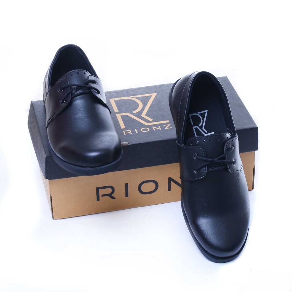 SEPATU FORMAL PRIA CASUAL COWOK PERKANTORAN KULIT PU ASLI ORIGINAL RIONZ KROOS BLACK BROWN - SepatuFormal Pantofel pria Resmi Formal Hitam Kasual Kuliah Kantor Pesta Kondangan Gereja Kerja PNS Guru Terkini Terbaik Terlaris Murah Trendy Terbaru