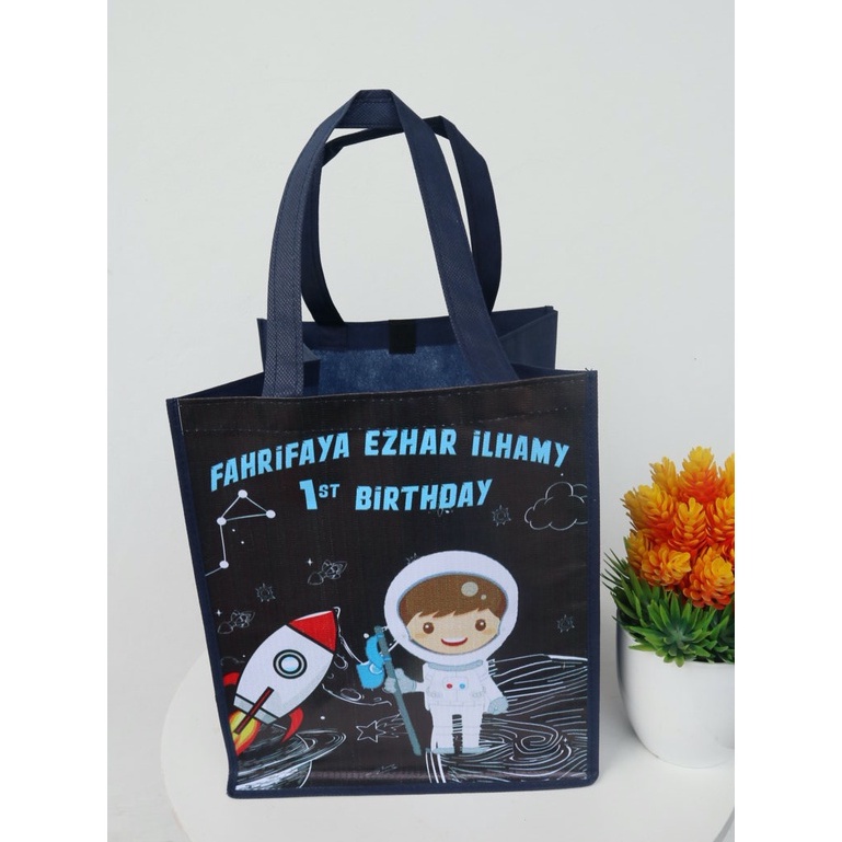 

Tas Souvenir Ultah Astronot Kotak Muat Box Nasi 20x20 Custom