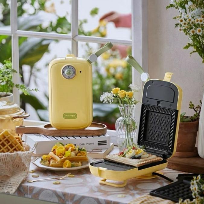 BEAR ELECTRIC SANDWICH WAFFLE MAKER WITH TIMER NEW