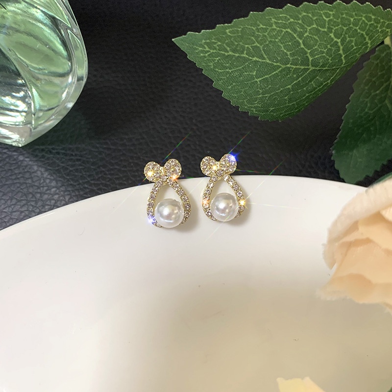 Anting Tusuk Gantung Desain Pita Hollow Hias Mutiara + Berlian Gaya Simple Untuk Wanita