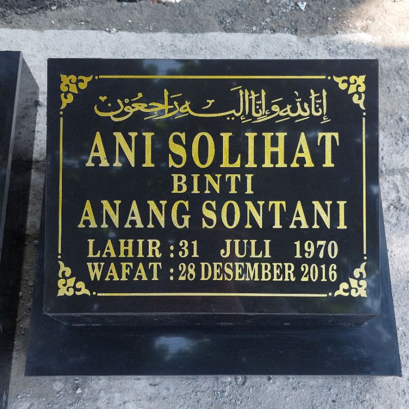 BATU NISAN KEPALA MAKAM / RUMPUT