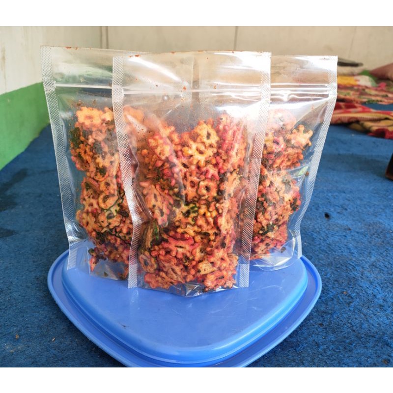

3 pcs seblak kering bentuk bintang kemasan 100 gr.seblak bantet pedas rasa daun jeruk