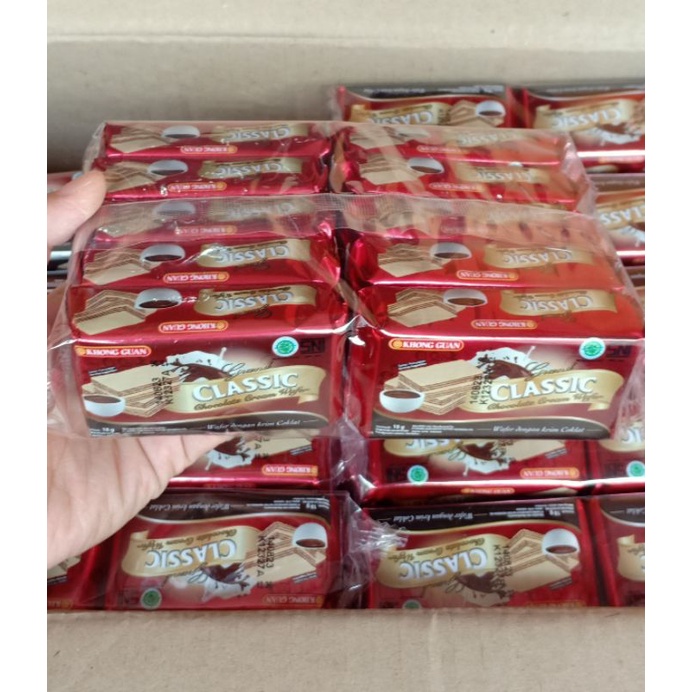 

agen distributor makanan ringan biskuit wafer khong guan classic chocolate cream wafer renceng pack murah