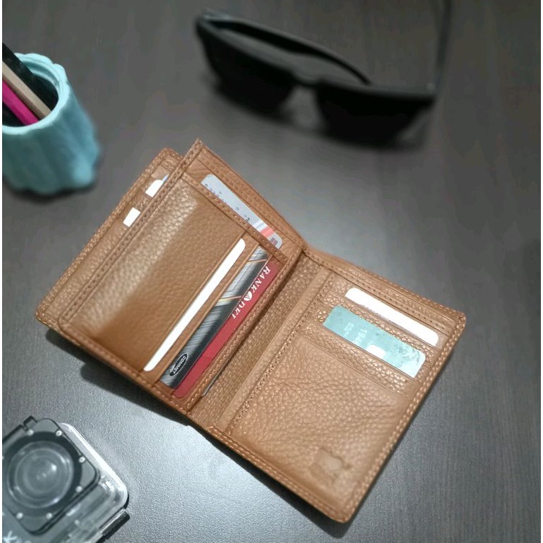 DOMPET KULIT LIPAT BUKU 3 RUANG‼️ dompet berkulitas dari anton hilmanto. dompet kulit lipat dua buku vertikal. dompet 14 slot penyimpanan kartu. dompet model dimensi 3 ruang #dompet #dompetlipat #dompetpria #dompetkulit #dompetcowok #dompetkeren