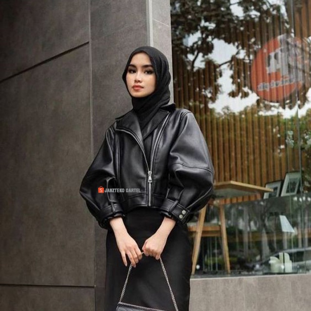 JNK x SALWA - Jaket Wanita Single Breasted Punk Pendek Women Crop Top Longgar Shirt Bahan Semi Kulit Sintetis Viena Faux Synthetic Leather Premium Original Genuine New Elegan Jacket Cewek Perempuan Remaja Dewasa Model Korean Mantel Kancing Antik Baru 2023