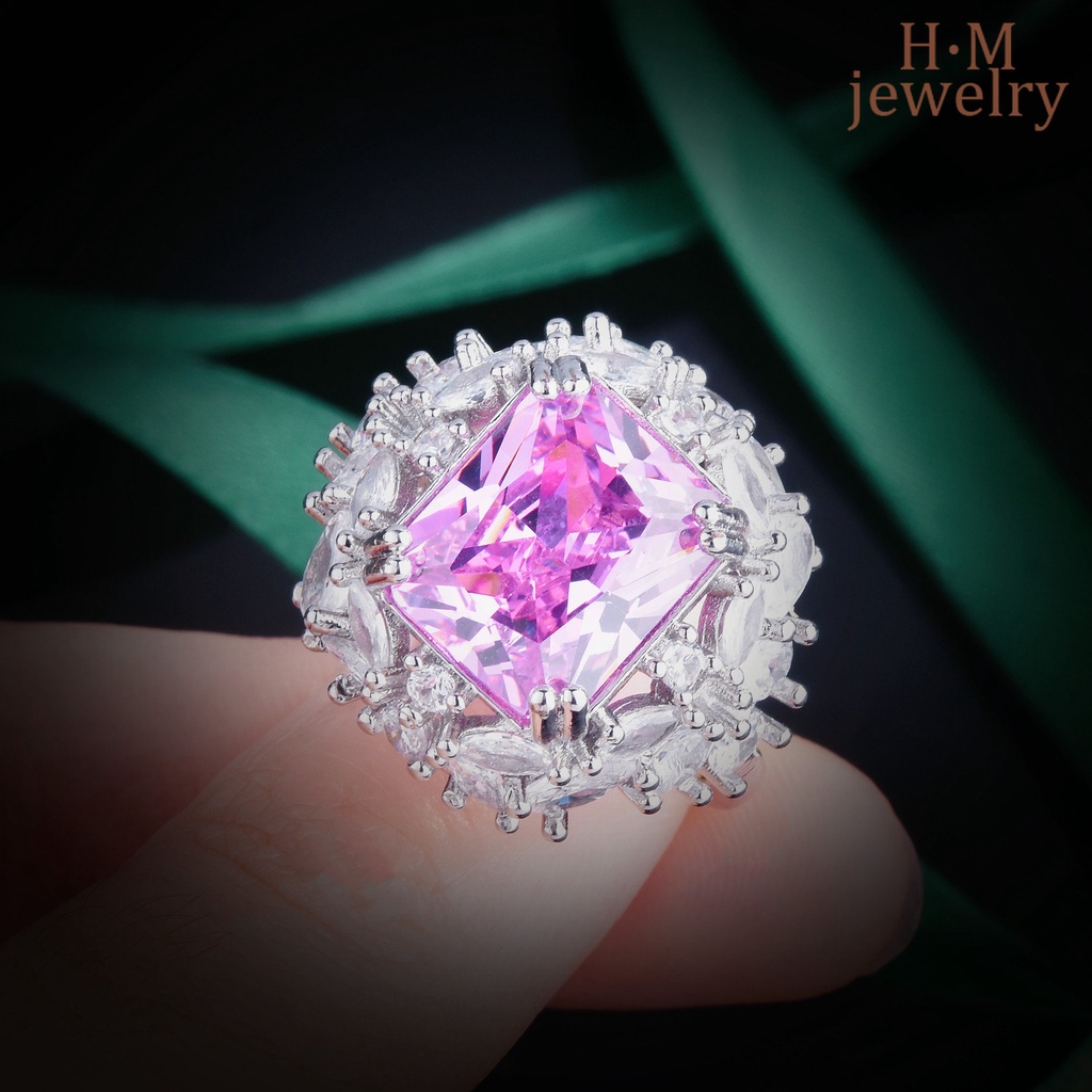 Ornamen Cincin Bentuk Persegi Aksen Berlian Zamrud Gaya Vintage