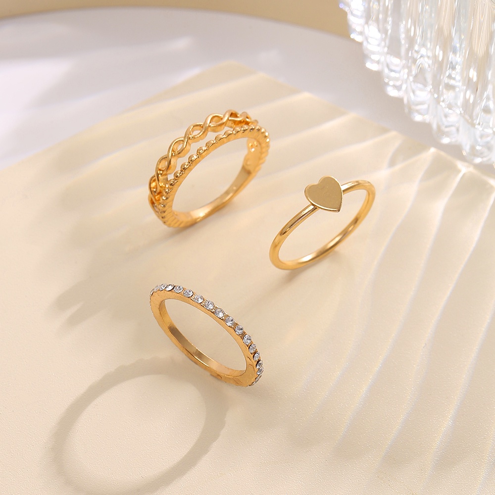 3pcs / set Cincin Model Twist Hollow Bentuk Hati Aksen Kristal Warna Emas Gaya Retro Untuk Wanita