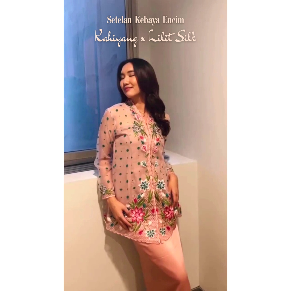 Pusat Bordir Tasikmalaya - Setelan Kebaya Bordir Bali Encim Sutra Kaca Kahiyang x Rok Lilit Silk