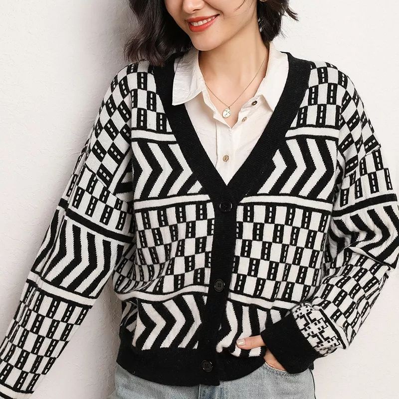 Spica Monochrome Knit Cardigan premium