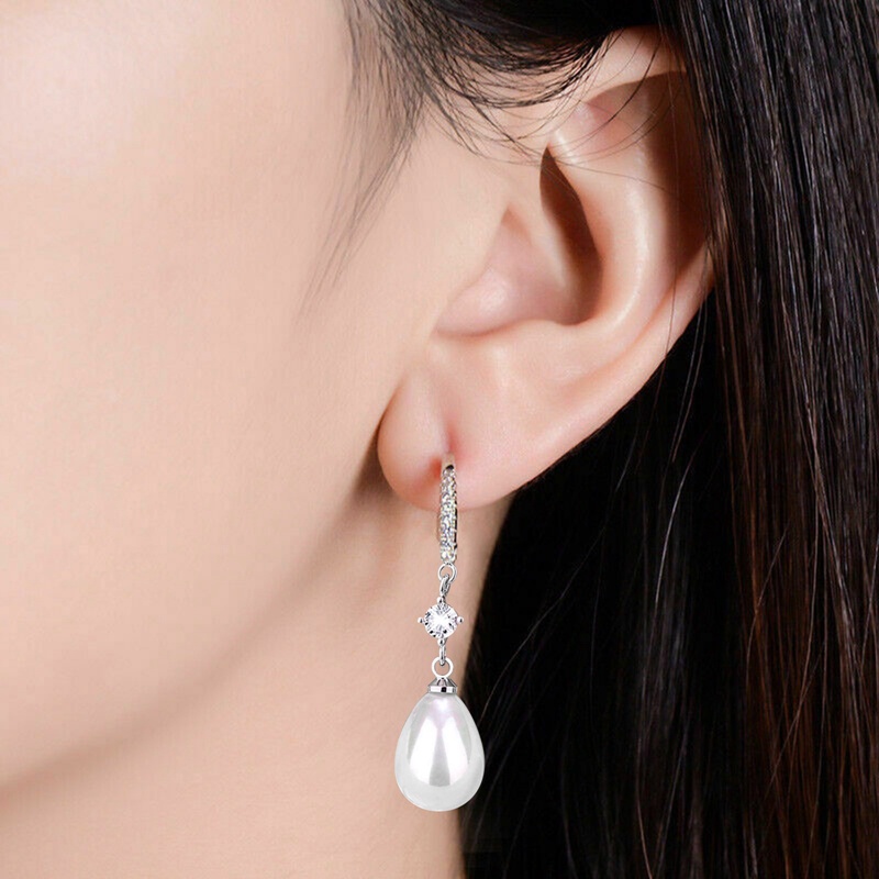 Anting Menjuntai Aksen Mutiara Imitasi Warna Putih Untuk Wanita