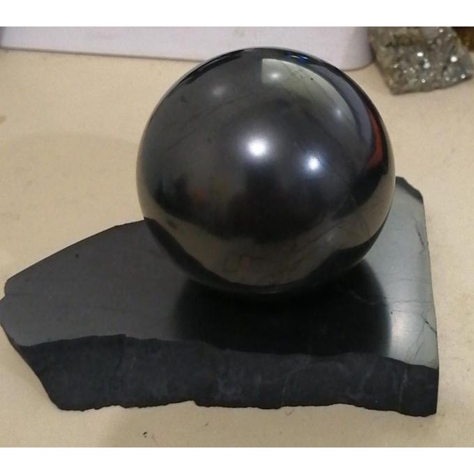 

Shungite Sphere Bola Shungite (sudah termasuk Tatakan)