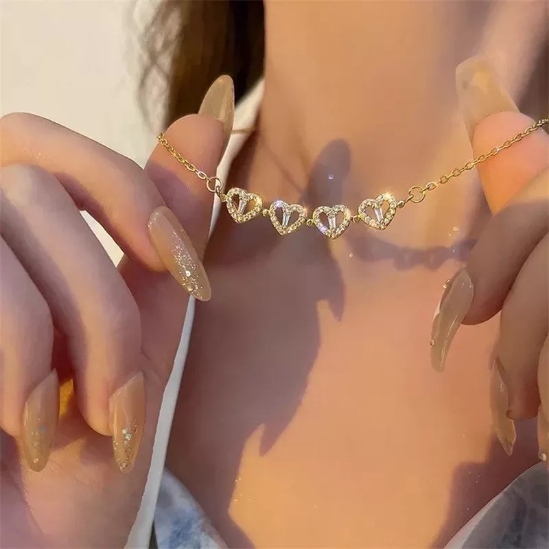 Kalung Choker Rantai Klavikula Hias Liontin Daun Clover Hati Gaya Retro Untuk Wanita