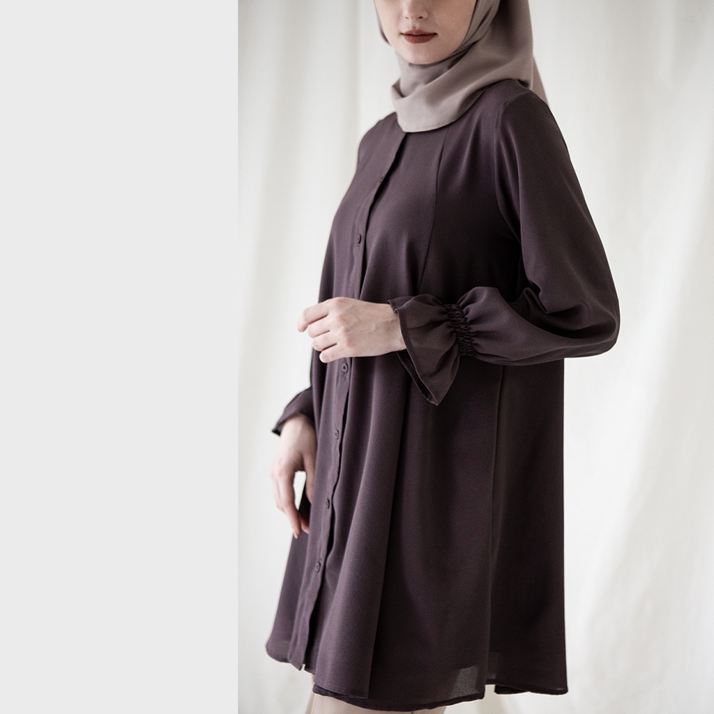 Maula by Aska Label - Tunik wanita full kancing atasan blouse Muslim lengan panjang dengan detail kerut pada lengan warna Dusty Blue, ungu Lilac, Plum, Dark Grey