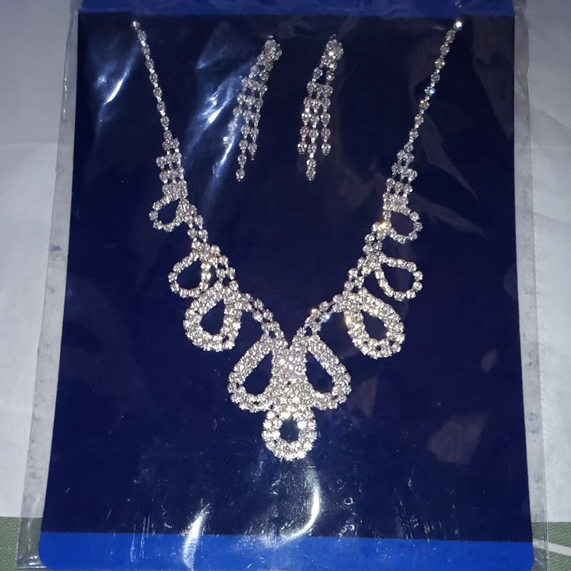 aksesoris kalung + anting putih
