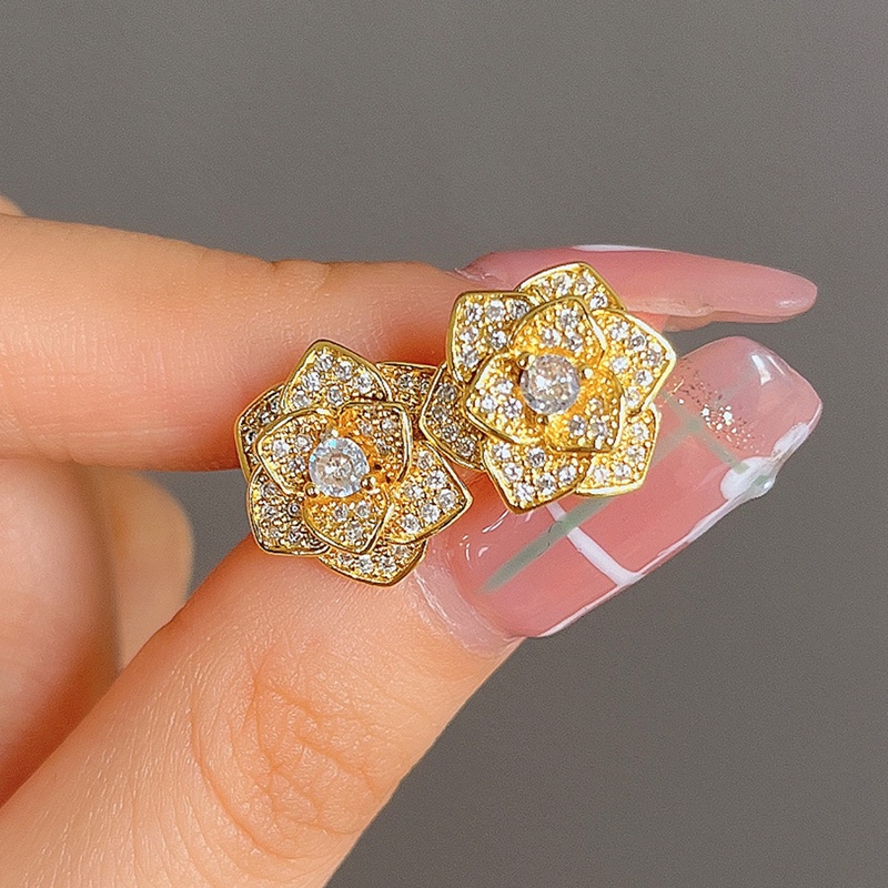 Anting Stud Bentuk Bunga Warna Silver Dan Emas Bahan Cubic Zirconia Untuk Wanita