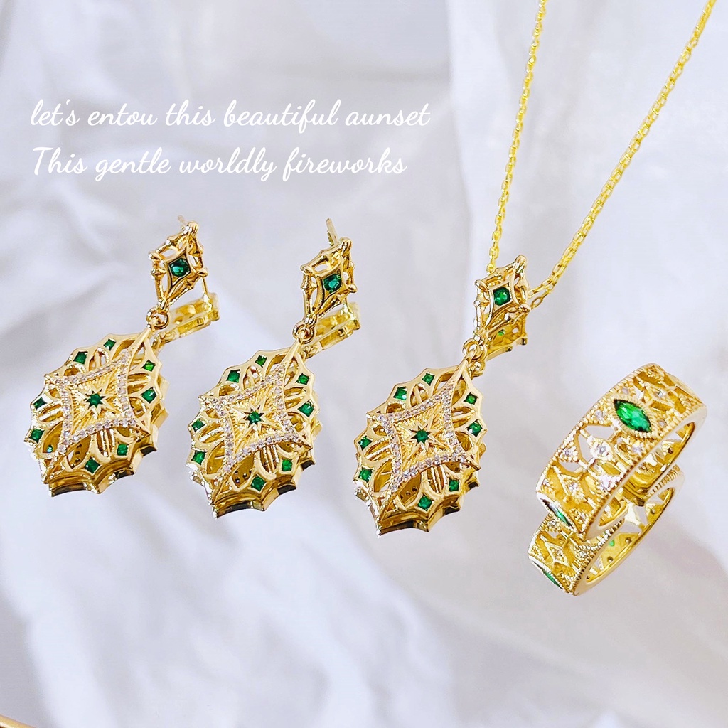 Goldkingdom Fashion Perhiasan 24K Bangkok Aksesoris Ready Stock Bertekstur Ukir Emas Asli Kadar 375 Kalung Wanita Empat Daun Semanggi Anting-Anting Retro Pengadilan Gaya Zamrud Cincin