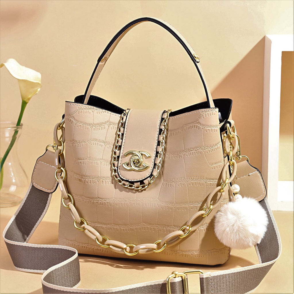 BJ63208 - BEIGE/BLACK/BROWN/GREEN/KHAKI/PINK - TAS JINJING TOTEBAG CC HANDBAG GANTUNGAN POM BULU WANITA FASHION IMPORT MODIS ELEGAN TERMURAH TERLARIS TERBARU BAGSTORE JAKARTA TAS BATAM ZC3208