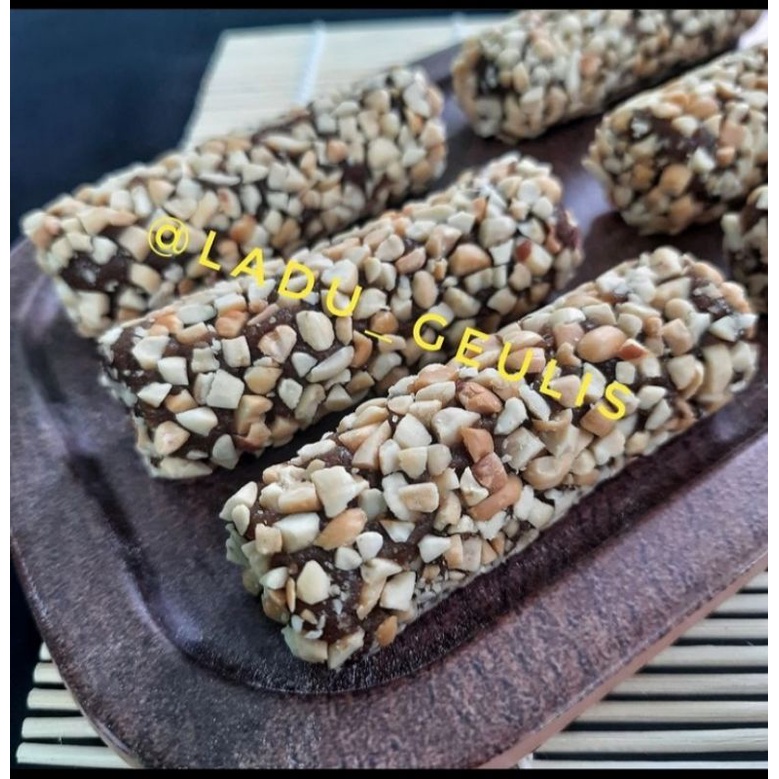 

Makanan, oleh-oleh , cemilan tradisional khas Garut Ladu ketan hitam Ladu Geulis toping kacang isi 5