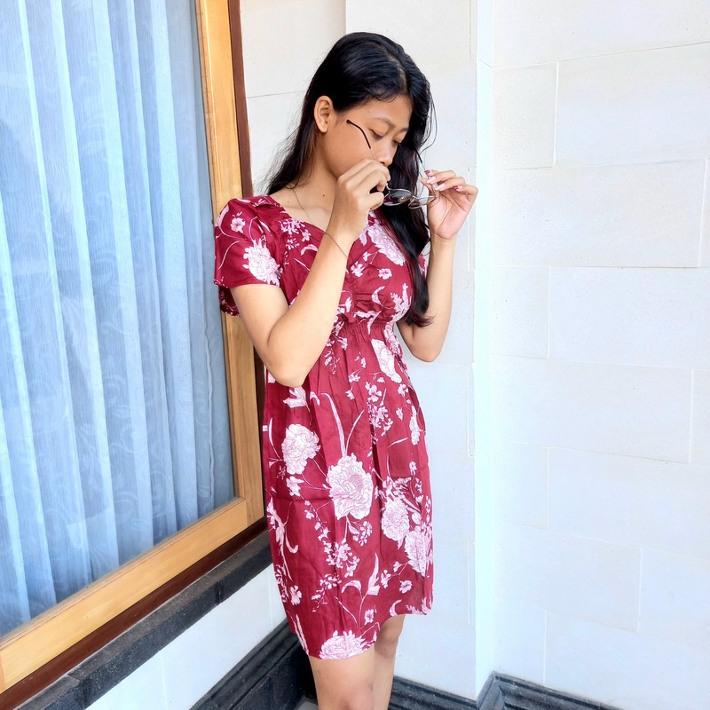 DRESS ZHARA PENDEK MOTIF ABSTRAK BALI