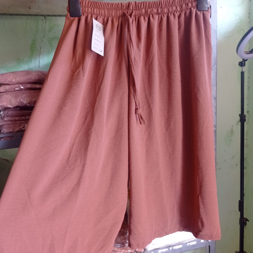 YES Kulot Pendek Crinkle Jumbo 7/8 Polos