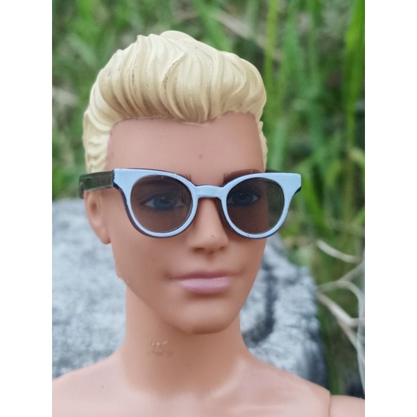kacamata boneka ken
