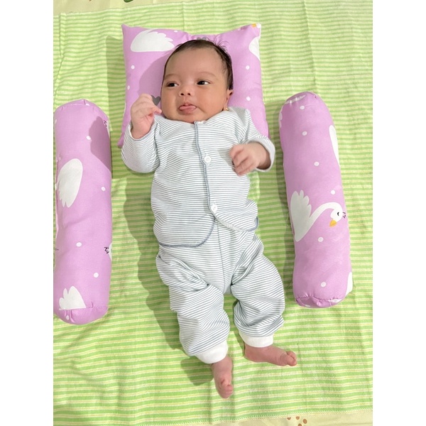 Bantal Guling Bayi Set 1 Bantal Peyang dan 2 Guling Bayi Motif Karakter
