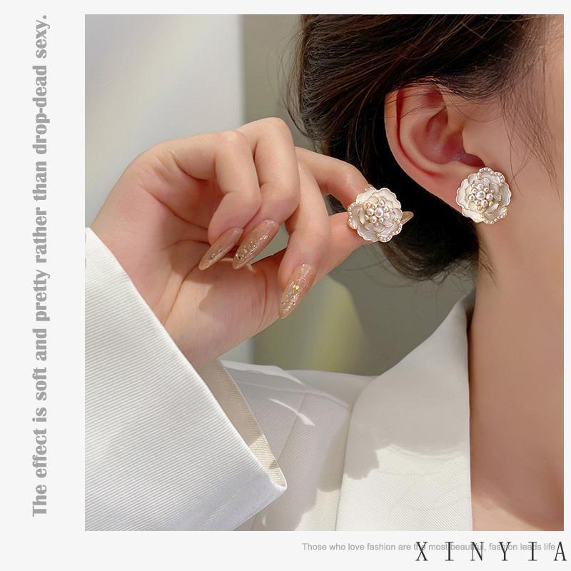 【Bayar di tempat】NEW Anting Stud 925 Silver Asimetris Bentuk Bunga Camellia Aksen Mutiara Dan Berlian Gaya Retro