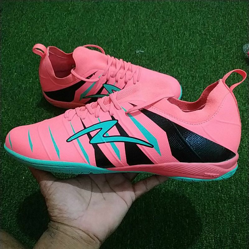 SEPATU FUTSAL ACCELERATOR VELOCITY IN SIZE 45 46 BONUS DIJAHIT ULANG