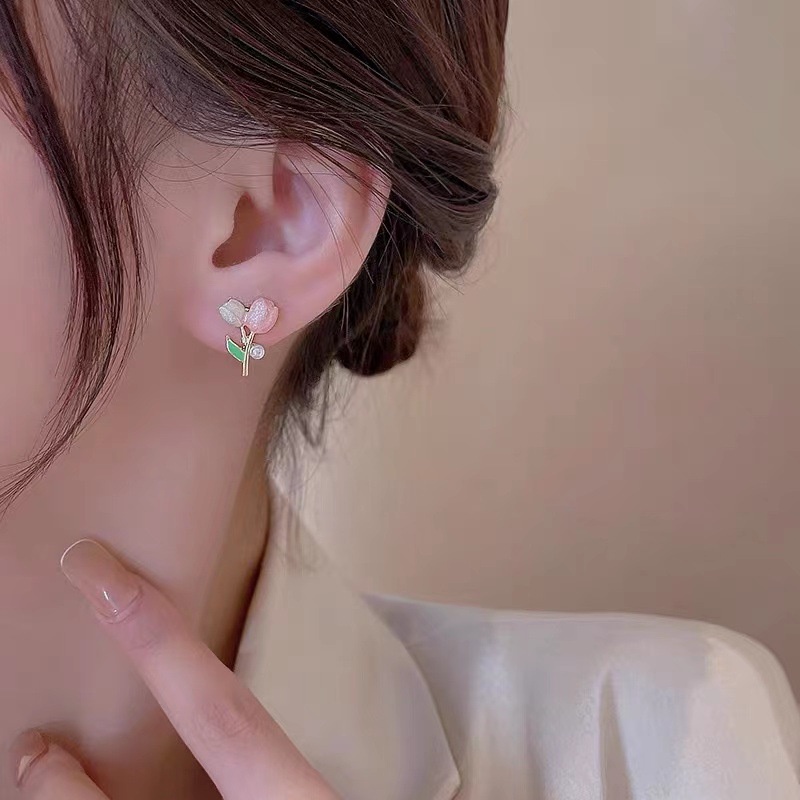 Anting Stud Bentuk Tulip Aksen Mutiara Bahan Metal Untuk Wanita