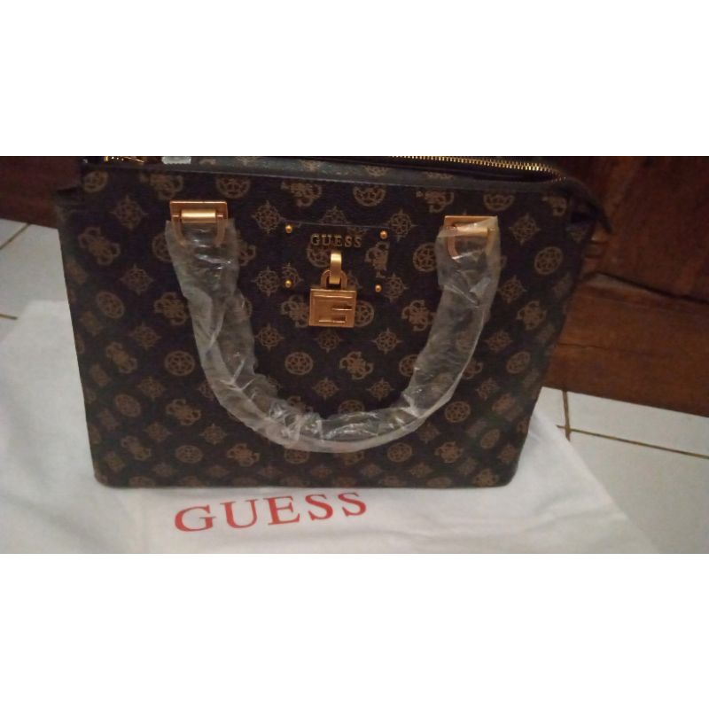 Guess centre stage sathcel authentic